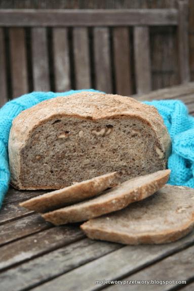 Zdjęcie - Chleb pszenno-żytnio-razowy z orzechami na zakwasie - Przepisy kulinarne ze zdjęciami