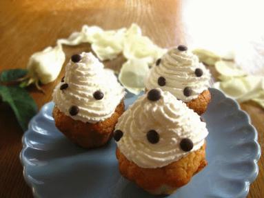 Zdjęcie - Babeczki waniliowe z czekoladowymi kropelkami - Przepisy kulinarne ze zdjęciami