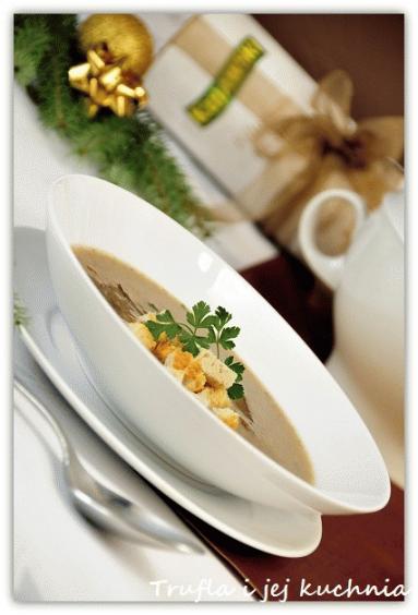 Zdjęcie - Zupa z borowików z  grzankami - Przepisy kulinarne ze zdjęciami