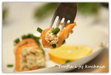 Zdjęcie - Roladki z wędzonego łososia z orzechami i serkiem  mascarpone - Przepisy kulinarne ze zdjęciami