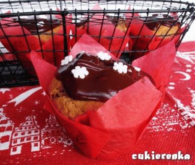 Zdjęcie - Piernikowe muffinki z moczonymi w rumie śliwkami oblane czekoladą - Przepisy kulinarne ze zdjęciami