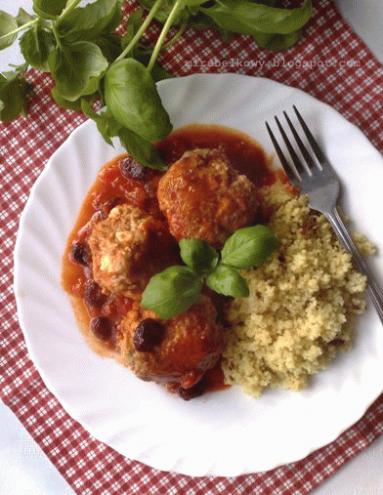 Zdjęcie - Kulki mięsne z fetą i sosem pomidorowo-żurawinowym - Przepisy kulinarne ze zdjęciami
