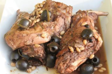 Zdjęcie - Królik z oliwkami i orzeszkami pinii - Przepisy kulinarne ze zdjęciami