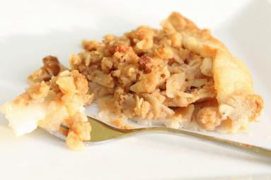Zdjęcie - Tarta z gruszkami i orzechową kruszonką - Przepisy kulinarne ze zdjęciami