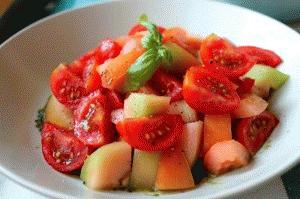 Zdjęcie - Sałatka z pomidorów - Przepisy kulinarne ze zdjęciami