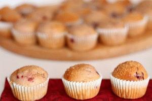 Zdjęcie - Mini muffiny z truskawkami - Przepisy kulinarne ze zdjęciami