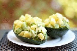 Zdjęcie - Sałatka z awokado i ananasem - Przepisy kulinarne ze zdjęciami