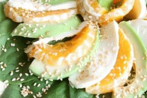 Zdjęcie - Sałatka z awokado i pomarańczy na listkach szpinaku - Przepisy kulinarne ze zdjęciami