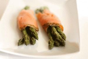 Zdjęcie - Przystawka z łososia i szparagów - Przepisy kulinarne ze zdjęciami