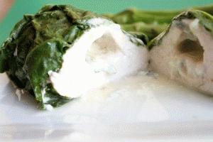 Zdjęcie - Pierś kurczaka w liściach szpinaku nadziewana gorgonzolą - Przepisy kulinarne ze zdjęciami