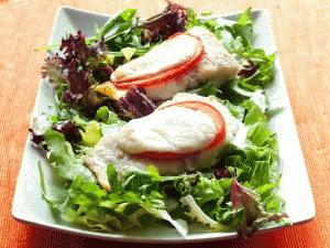 Zdjęcie - Filet z dorsza pieczony z pomidorem i mozzarellą - Przepisy kulinarne ze zdjęciami