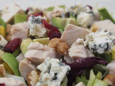 Zdjęcie - Sałatka z kurczakiem i gorgonzolą - Przepisy kulinarne ze zdjęciami