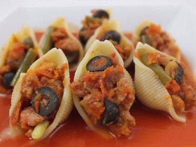 Zdjęcie - Conchiglioni z indykiem i oliwkami w pomidorach - Przepisy kulinarne ze zdjęciami