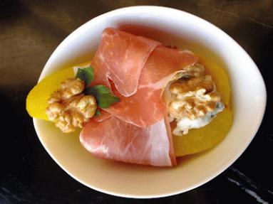 Zdjęcie - Gruszki z gorgonzolą w szynce parmeńskiej - Przepisy kulinarne ze zdjęciami