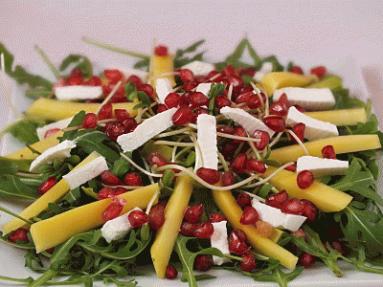 Zdjęcie - Sałatka z rukolą, mango i serem ricotta - Przepisy kulinarne ze zdjęciami