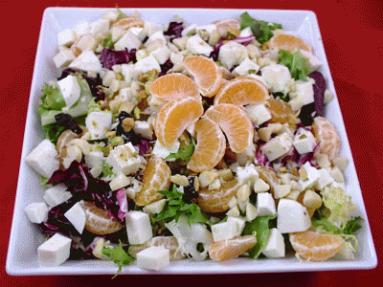 Zdjęcie - Sałatka z mandarynkami, pistacjami i orzechami makadamia - Przepisy kulinarne ze zdjęciami