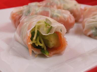 Zdjęcie - Roladki z łososiem i warzywami w papierze ryżowym - Przepisy kulinarne ze zdjęciami