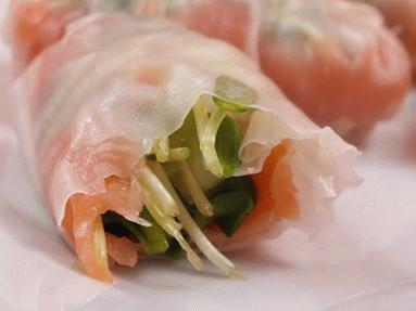 Zdjęcie - Roladki z łososiem i warzywami w papierze ryżowym - Przepisy kulinarne ze zdjęciami