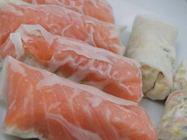 Zdjęcie - Sałatka krabowa z łososiem w papierze ryżowym - Przepisy kulinarne ze zdjęciami