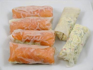Zdjęcie - Sałatka krabowa z łososiem w papierze ryżowym - Przepisy kulinarne ze zdjęciami