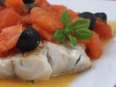 Zdjęcie - Dorsz w pomidorach z oliwkami - Przepisy kulinarne ze zdjęciami