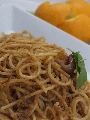 Zdjęcie - Męskie gotowanie: Pomarańczowe spahetti z anchois - Przepisy kulinarne ze zdjęciami