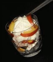 Zdjęcie - Deser z bezami i brzoskwiniami - Przepisy kulinarne ze zdjęciami