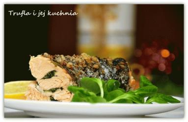 Zdjęcie - Łosoś faszerowany nadzieniem migdałowym i zieloną  pietruszką - Przepisy kulinarne ze zdjęciami