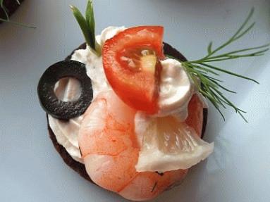 Zdjęcie - Przekąski sylwestrowe czyli finger food – tartinki z łososiem i krewetkami - Przepisy kulinarne ze zdjęciami
