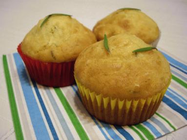 Zdjęcie - Kukurydziane muffinki z cheddarem i rozmarynem - Przepisy kulinarne ze zdjęciami