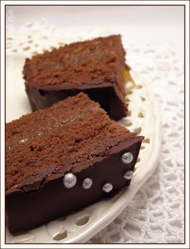 Zdjęcie - Korzenny torcik czekoladowy przekładany morelowym dżemem - Przepisy kulinarne ze zdjęciami