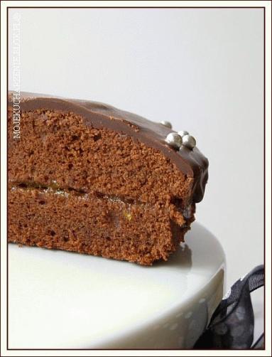 Zdjęcie - Korzenny torcik czekoladowy przekładany morelowym dżemem - Przepisy kulinarne ze zdjęciami
