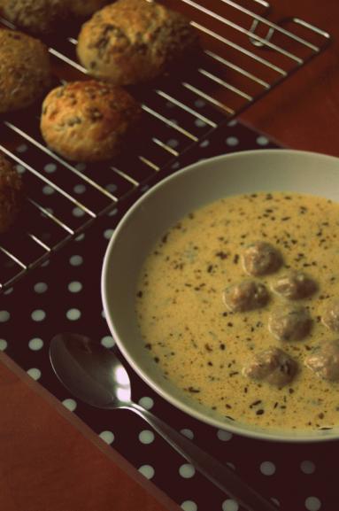 Zdjęcie - Szybka zupa serowa z pulpecikami i tymiankiem - Przepisy kulinarne ze zdjęciami