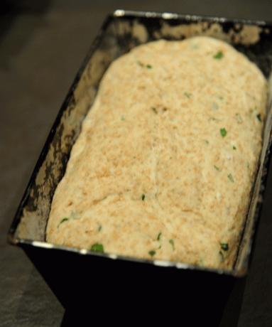 Zdjęcie - Chleb razowy z bazylią - Przepisy kulinarne ze zdjęciami