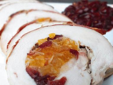 Zdjęcie - Rolada z indyka w szynce parmeńskiej z sosem wiśniowym - Przepisy kulinarne ze zdjęciami