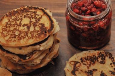 Zdjęcie - Pancakes i akacjowy miód z poziomkami - Przepisy kulinarne ze zdjęciami