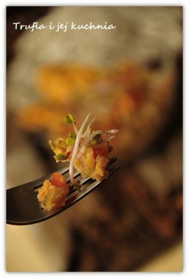 Zdjęcie - Sałatka z soczewicy z kiełkami rzodkiewki i oscypkiem na  ciepło - Przepisy kulinarne ze zdjęciami