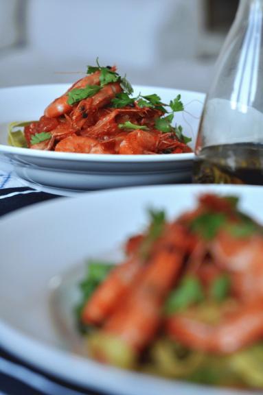 Zdjęcie - Makaron z krewetkami i sosem pomidorowym - Przepisy kulinarne ze zdjęciami