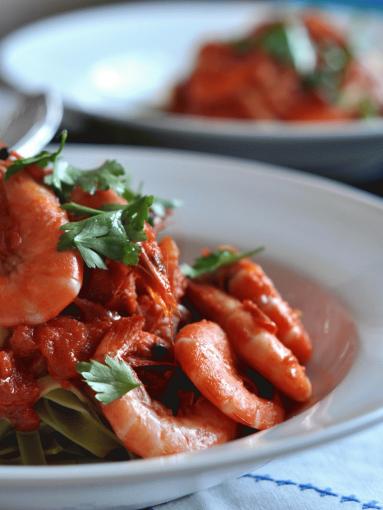 Zdjęcie - Makaron z krewetkami i sosem pomidorowym - Przepisy kulinarne ze zdjęciami