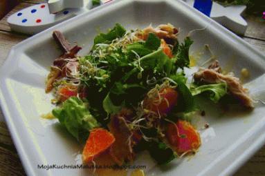 Zdjęcie - Sałatka z makreli wędzonej z dodatkiem pomarańczy - Przepisy kulinarne ze zdjęciami