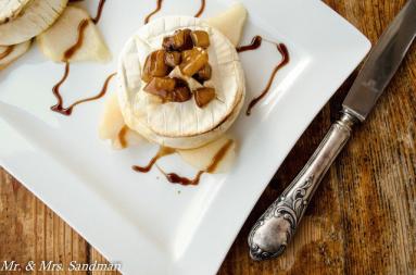 Zdjęcie - Przystawka jak z bajki, czyli pieczony camembert z gruszką w sosie balsamico - Przepisy kulinarne ze zdjęciami