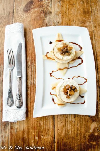 Zdjęcie - Przystawka jak z bajki, czyli pieczony camembert z gruszką w sosie balsamico - Przepisy kulinarne ze zdjęciami