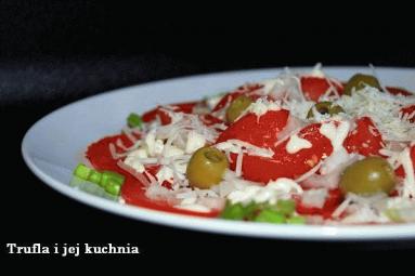 Zdjęcie - Sałatka pomidorowa z sosem czosnkowym - Przepisy kulinarne ze zdjęciami