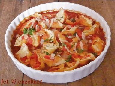 Zdjęcie - Muszle nadziewane serami  w sosie  pomidorowym - Przepisy kulinarne ze zdjęciami