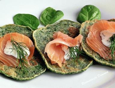 Zdjęcie - Szpinakowe placuszki z wędzonym łososiem - Przepisy kulinarne ze zdjęciami