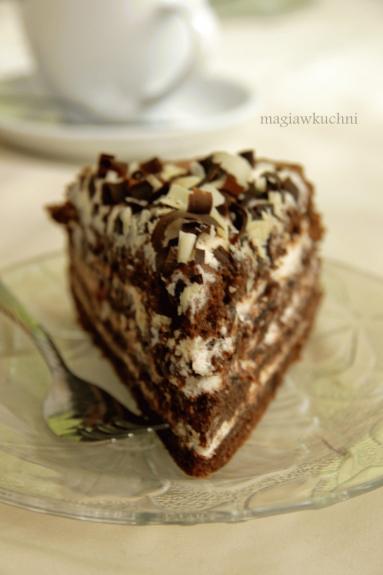 Zdjęcie - Tort czekoladowy z czeko -  śliwką - Przepisy kulinarne ze zdjęciami