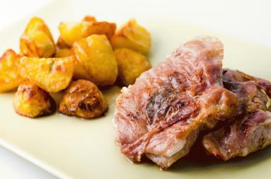 Zdjęcie - Saltimbocca i ziemniaki pieczone z rozmarynem - Przepisy kulinarne ze zdjęciami
