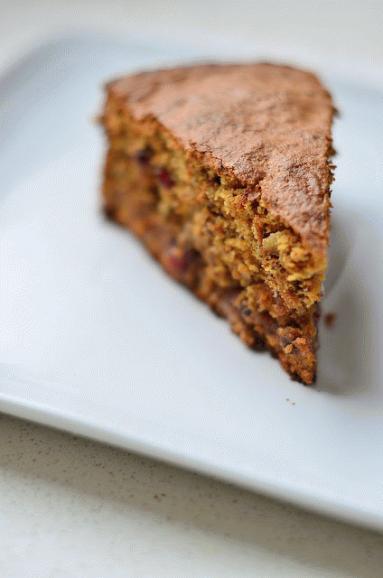 Zdjęcie - Cynamonowe ciasto marchewkowe z żurawiną i orzechami - Przepisy kulinarne ze zdjęciami