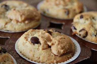 Zdjęcie - Muffiny z masłem orzechowym i czekoladowymi  groszkami - Przepisy kulinarne ze zdjęciami