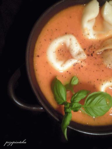 Zdjęcie - Zupa pomidorowa z tortellini - Przepisy kulinarne ze zdjęciami